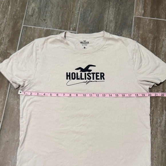 Hollister Men's Cream Logo Tee - Picture 3 of 4